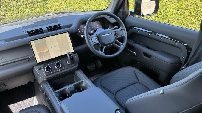 Land Rover Defender 3.0 D250 X-Dynamic SE 110 5dr Auto Diesel Estate - Image 25